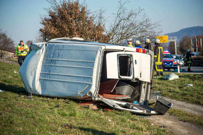 Winterbach: Transporter kommt von der B29 ab, faelt Baum und bleibt auf der Seite liegen